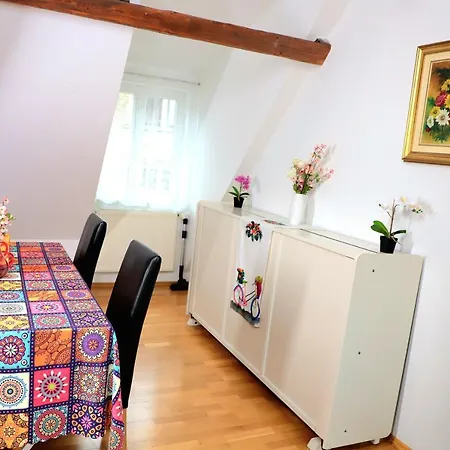 Apartment Gemutlich & Zentral Am Schlosspark Mit Balkon
